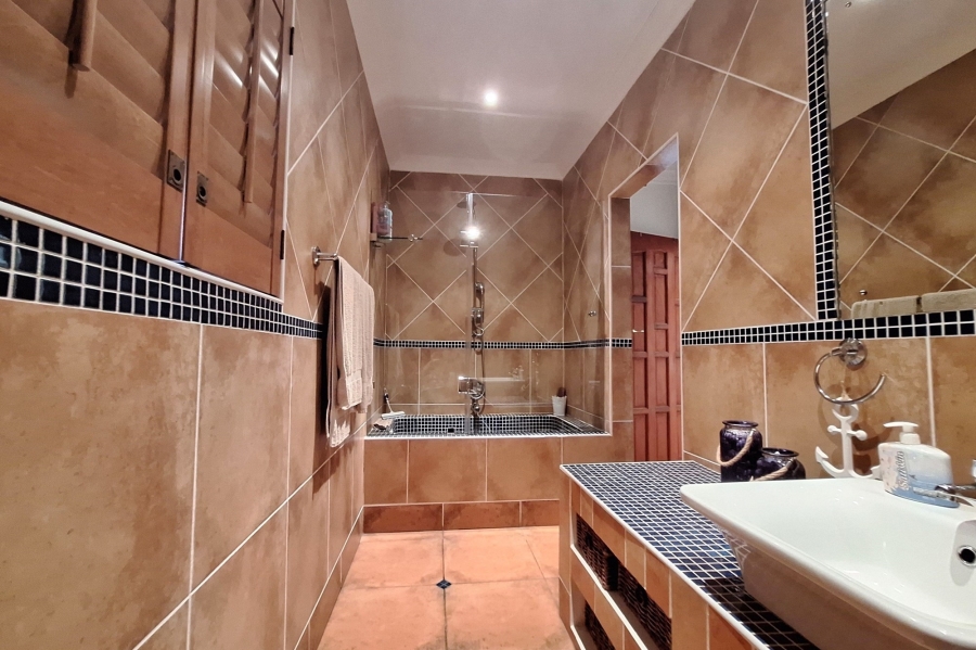 5 Bedroom Property for Sale in Golden Mile Western Cape